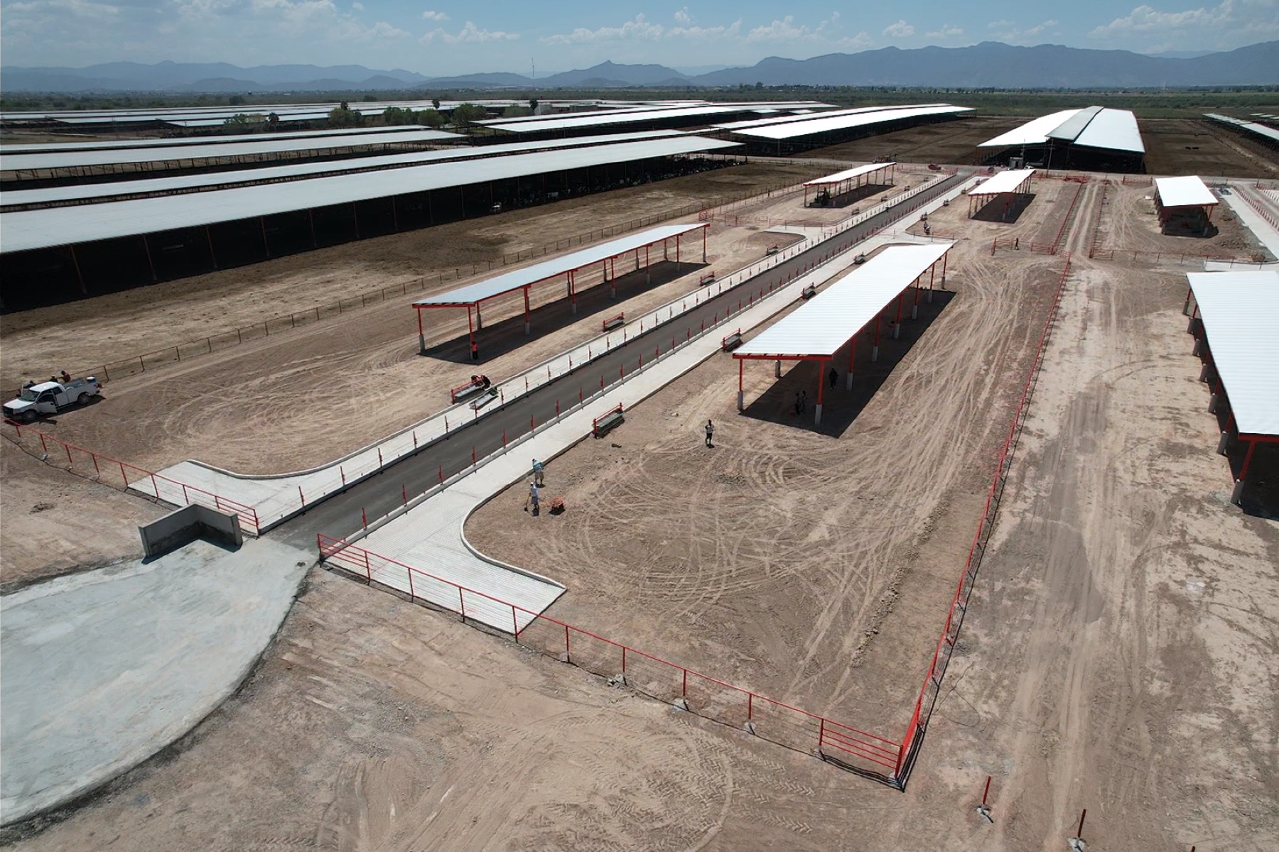 Corral con bebederos a gran escala